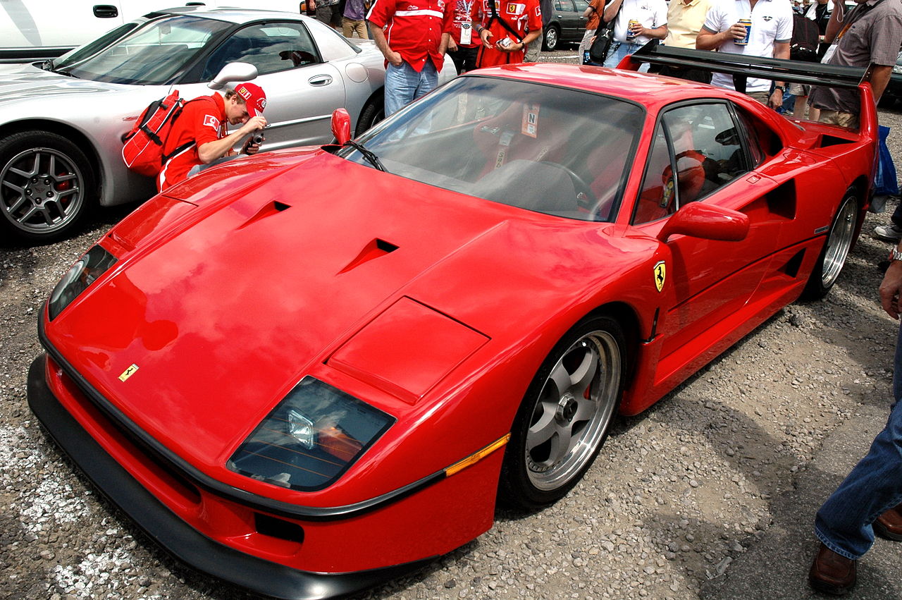 Ferrari_F40_in_IMS_parking_lot